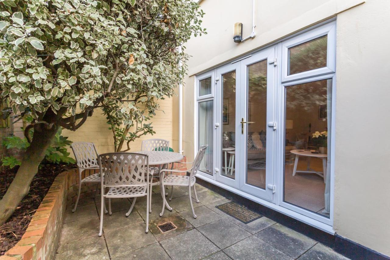 Modern Mews House With Free Parking Space, And Patio By Huluki Sussex Stays ブライトン エクステリア 写真
